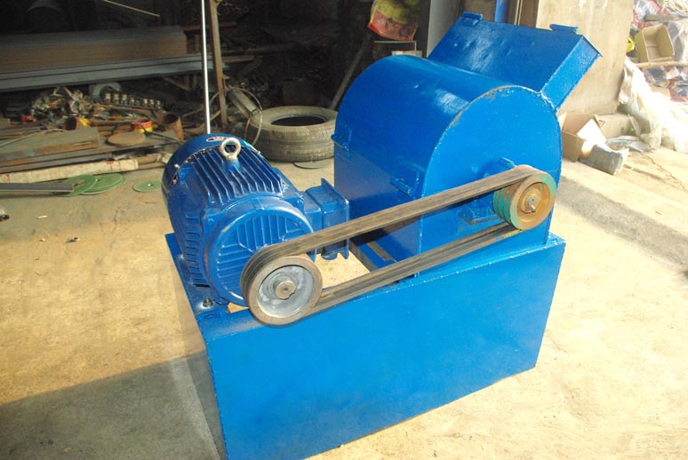 粉餅機(jī)，碎餅機(jī)，大餅打碎機(jī)，花生茶籽大豆餅粉碎機(jī)